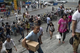 Người dân mua sắm tại khu chợ bán thiết bị điện tử lớn nhất thế giới Hoa Cường Bắc ở Thâm Quyến, Trung Quốc, ngày 24/4/2015. (Ảnh: AFP/TTXVN)