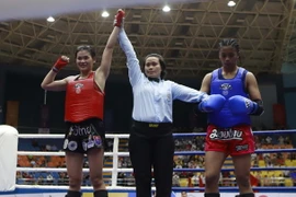 Nữ võ sỹ Bàng Thị Mai (Việt Nam, đỏ) thắng võ sỹ April Joy La Madrid (Philippines, xanh) nội dung thi đấu đối kháng hạng 60kg. (Ảnh: Hoàng Hùng/TTXVN)