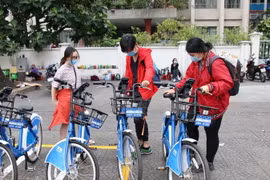 Dịch vụ xe đạp công cộng ngày càng được nhiều người sử dụng ở TP.HCM. (Ảnh: Tiến Lực/TTXVN)