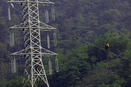 Để thi công kéo dây, ngành điện lực Lào Cai đã phải cắt điện tại một số ngăn lộ. (Ảnh: Huy Hùng/TTXVN)