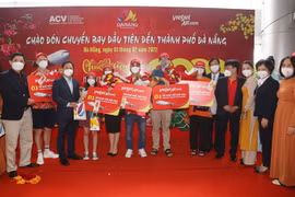 Ban tổ chức tặng hoa, quà chúc mừng những vị khách đến Đà Nẵng xông đất ngày đầu xuân mới Nhâm Dần 2022. (Ảnh: Trần Lê Lâm/TTXVN)