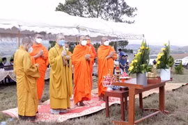 Các chư tăng hai nước thực hiện các nghi thức tâm linh trước khi tiến hành động thổ. (Ảnh: Phạm Kiên/TTXVN)