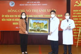 Phó Chủ tịch nước Võ Thị Ánh Xuân tặng quà lưu niệm Bệnh viện Đa khoa Đức Giang. (Ảnh: An Đăng/TTXVN)