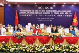 Lãnh đạo các Sở Giáo dục và Đào tạo, Lao động-Thương binh và Xã hội 4 tỉnh Cao Bằng, Lạng Sơn, Hà Giang, Quảng Ninh của Việt Nam tham gia ký kết Bản ghi nhớ. (Ảnh: Chu Hiệu/TTXVN)