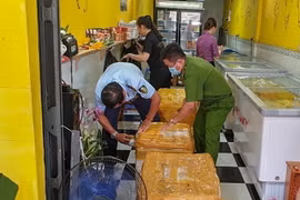 Lực lượng chức năng thành phố Cần Thơ kiểm tra hộ kinh doanh Vàng ở quận Bình Thủy, phát hiện 148kg thực phẩm đông lạnh không rõ nguồn gốc. (Ảnh: TTXVN phát)