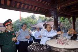 Chủ tịch nước Nguyễn Xuân Phúc dâng hương tại Đền thờ Đức Quốc tổ Lạc Long Quân. (Ảnh: Thống Nhất/TTXVN)