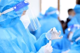 Lực lượng y tế chuẩn bị vaccine phòng COVID-19. (Ảnh: Anh Tuấn/TTXVN)