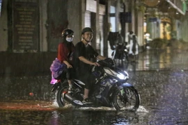 Phố Đinh Lễ đoạn hướng ra Đinh Tiên Hoàng bị ngập nhẹ sau cơn mưa lớn. (Ảnh: Tuấn Đức/TTXVN)