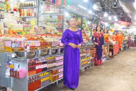 [Photo] Huế: Tiểu thương chợ Đông Ba tôn vinh giá trị áo dài 