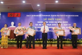 Bí thư Thành ủy Thành phố Hồ Chí Minh Nguyễn Văn Nên truy tặng danh hiệu Bà mẹ Việt Nam Anh hùng cho gia đình các mẹ. (Ảnh: Thanh Vũ/TTXVN)
