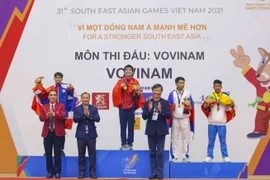 Võ sỹ Lê Hồng Tuấn (Việt Nam) giành huy chương Vàng; võ sỹ Wichian Pong (Thái Lan) giành huy cương Bạc; võ sỹ Ten Din (Campuchia) và võ sỹ Kyaw Ko (Myanmar) giành huy chương Đồng nội dung Đối kháng nam hạng cân 55kg. (Ảnh: Tuấn Đức/TTXVN)