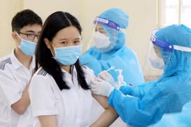Lực lượng y tế tiêm vaccine phòng COVID-19 cho học sinh. (Ảnh: Trung Kiên/TTXVN)