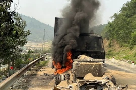 Hiện trường vụ cháy xe container. (Ảnh: TTXVN phát)