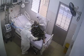 Các y bác sỹ đang hỗ trợ, chăm sóc cho bệnh nhân COVID-19 nặng. (Ảnh: Lê Thúy Hằng/TTXVN)