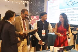 Các đại biểu Ấn Độ tìm hiểu sản phẩm du lịch của các tỉnh Nam Trung bộ trong khuôn khổ hội nghị. (Ảnh: Tiên Minh/TTXVN)