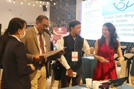 Các đại biểu Ấn Độ tìm hiểu sản phẩm du lịch của các tỉnh Nam Trung bộ trong khuôn khổ hội nghị. (Ảnh: Tiên Minh/TTXVN)