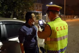 Kiểm tra nồng độ cồn với các tài xế lái xe đường dài tại trạm thu phí Pháp Vân-Cầu Giẽ. (Ảnh: Phạm Kiên/TTXVN)