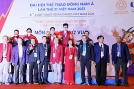 Các đoàn chụp ảnh cùng các kỳ thủ. (Ảnh Thanh Vân/TTXVN)
