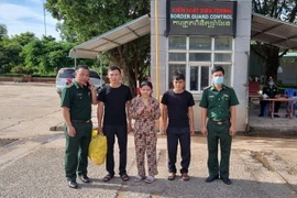 Y Liên đưa đưa về cửa khẩu Mộc Bài tỉnh Tây Ninh. (Ảnh: TTXVN phát)