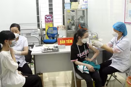 Tiêm vaccine phòng COVID -19 cho trẻ từ 5 đến 11 tuổi tại phường Liên Bảo, thành phố Vĩnh Yên. (Ảnh: Hoàng Hùng/TTXVN)