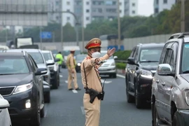 Lực lượng CSGT tổ chức phân luồng, điều tiết giao thông tại cao tốc Pháp Vân-Cầu Giẽ hướng vào trung tâm Thủ đô. (Ảnh: Phạm Kiên/TTXVN)