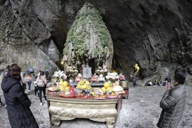 Du khách đi lễ chùa Hương. (Ảnh: Trần Việt/TTXVN)