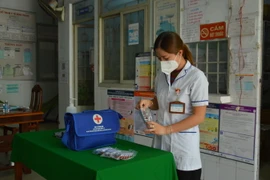Cán bộ Trạm Y tế. (Ảnh minh họa: Nhựt An/TTXVN)