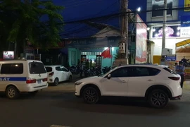 Lực lượng chức năng tổ chức khám nghiệm hiện trường vụ việc. (Ảnh: Đậu Tất Thành/TTXVN)