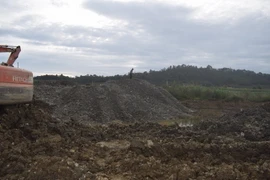 Cơ quan chức năng phát hiện tại hiện trường có 6 người đang vận hành các phương tiện phục vụ việc sàng lọc tuyển quặng vàng vào ngày 23/12/2021. (Ảnh: TTXVN phát)