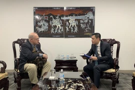 Đại sứ Đặng Hoàng Giang trao đổi với ông John McAuliff. (Nguồn: Phái đoàn Việt Nam tại Liên hợp quốc)