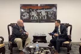 Đại sứ Đặng Hoàng Giang trao đổi với ông John McAuliff. (Nguồn: Phái đoàn Việt Nam tại Liên hợp quốc)