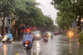 Ngập úng trên phố Ngọc Lâm, quận Long Biên. (Ảnh: Minh Quyết/TTXVN)