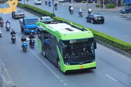 Hình ảnh các tuyến xe buýt điện ở Hà Nội vận hành ổn định 