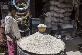 Người dân mua bột mỳ tại một khu chợ ở CH Chad. (Ảnh: AFP/TTXVN)