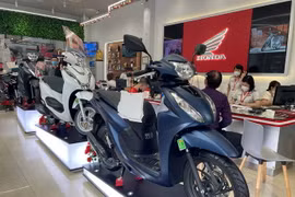 Mẫu xe Vision phiên bản đặc biệt được bày bán tại một đại lý. (Ảnh: PV/Vietnam+)