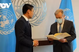 Đại sứ Đặng Hoàng Giang trao thư của Thủ tướng Chính phủ Phạm Minh Chính cho Tổng Thư ký LHQ Antonio Guterres. (Nguồn: vov.vn)
