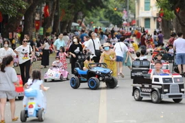 [Photo] Các tuyến phố đi bộ quanh Hồ Gươm tấp nập ngày Lễ 30/4 