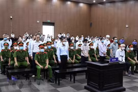 Các bị cáo tại tòa. (Ảnh: Phạm Kiên/TTXVN)