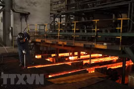 Hoạt động sản xuất tại Nhà máy thép Việt-Trung. (Ảnh: Quốc Khánh/TTXVN)