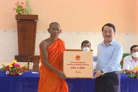 Bộ trưởng, Chủ nhiệm Hầu A Lềnh tặng quà chùa Trốt Cớt, xã Đa Lộc, huyện Châu Thành. (Ảnh: Thanh Hòa/TTXVN)