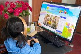 Video các bài giảng, tiết học, hoạt động tương tác được quay lại trong không gian trường, lớp thân quen giúp trẻ cảm thấy gần gũi và hào hứng xem. (Ảnh: TTXVN phát)