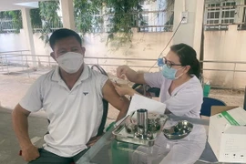 Tiêm vaccine phòng COVID-19 mũi 4 cho người dân. (Ảnh: Công Thử/TTXVN)