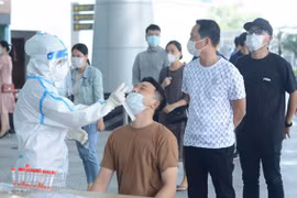 Nhân viên y tế lấy mẫu xét nghiệm COVID-19 tại Đà Nẵng. (Ảnh: Văn Dũng/TTXVN)