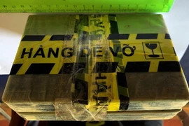 Hai bánh heroin bị thu giữ ngày 27/3. (Ảnh: TTXVN phát)