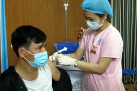 Tiêm vaccine phòng COVID-19 cho người dân Thái Nguyên. (Ảnh: Trần Trang/TTXVN)