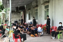 Hiện trường bắt quả tang 35 đối tượng tham gia đá gà. (Ảnh: TTXVN phát)