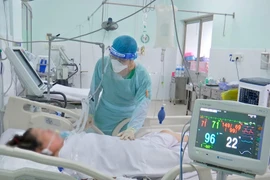 Các bác sỹ Bệnh viện Chợ Rẫy theo dõi, điều trị cho bệnh nhân COVID-19 nặng. (Ảnh: TTXVN phát)
