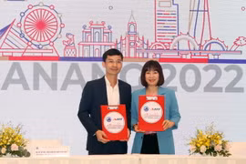 Các đơn vị hoàn thành thủ tục ký cam kết tài trợ cho Diễn đàn phát triển đường bay châu Á 2022. (Ảnh: Trần Lê Lâm/TTXVN)