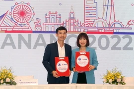 Các đơn vị hoàn thành thủ tục ký cam kết tài trợ cho Diễn đàn phát triển đường bay châu Á 2022. (Ảnh: Trần Lê Lâm/TTXVN)