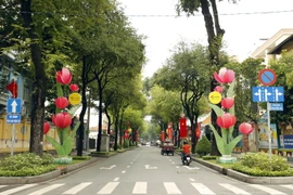 Hình ảnh đường phố TP.HCM rực rỡ cờ hoa chào mừng ngày 30/4-1/5